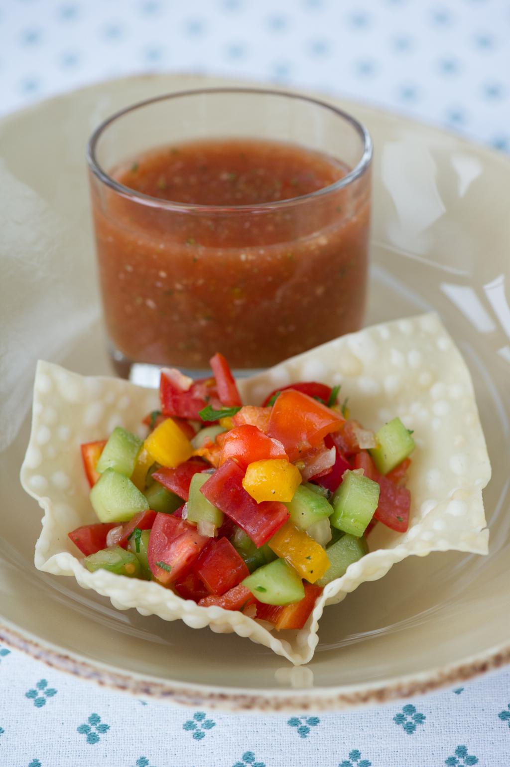 Gazpacho | kalte Gemüsesuppe an mediterranem Gemüsesalat - Biohotel ...